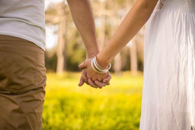 Polyamory vs Monogamy: Exploring the Differences